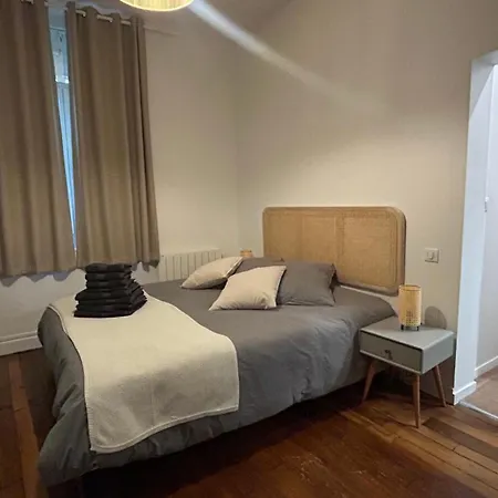 Grand Avec Patio A 14eme Apartment *